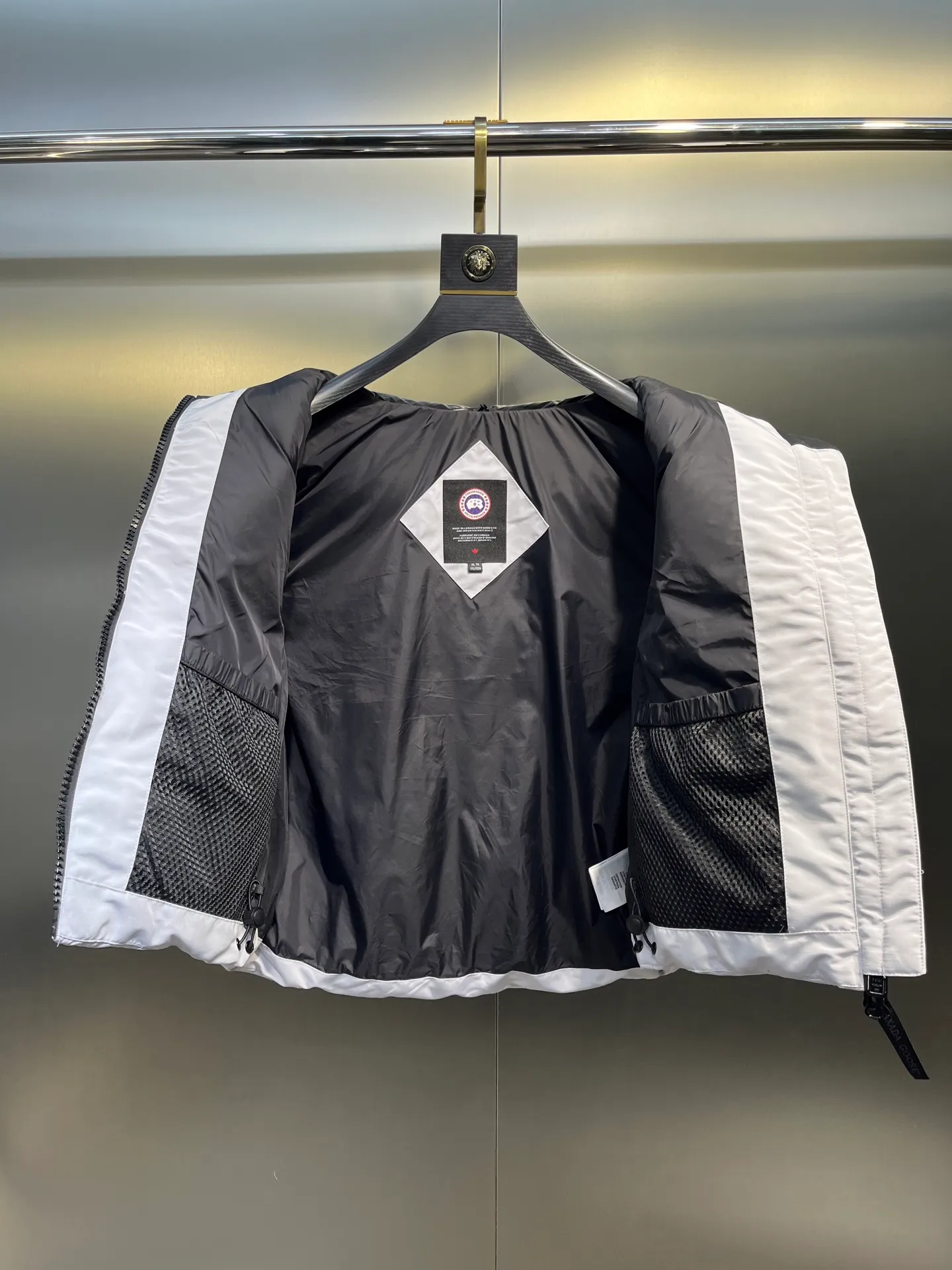 P660 Canadian Grandview black label women's short vest.  Constructed from Arctic Tech recycled fabric®, it features a cinchable hem for sleek styling and storage. Color: Polaris white, black, beige, soft light pink.  Size: s-xl
